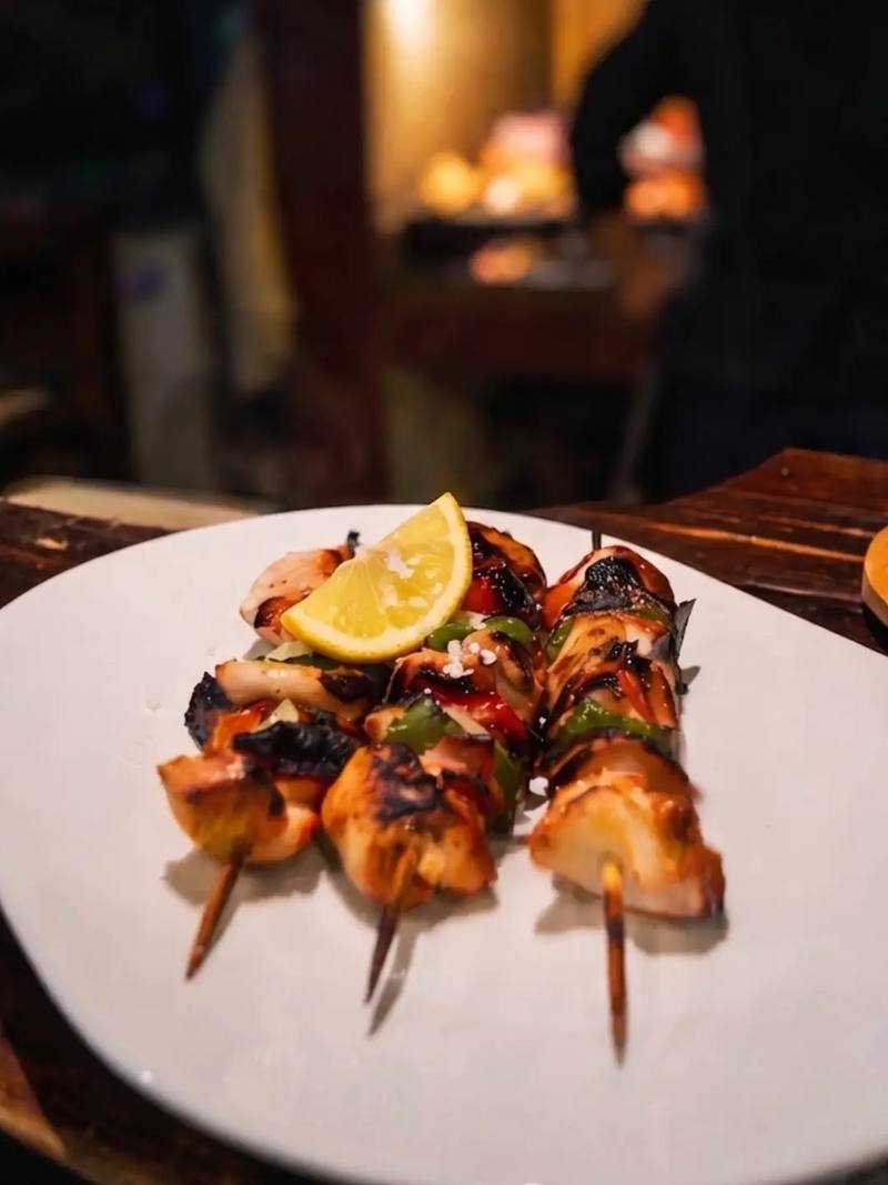 Brochettes a la parrilla con morrón y una rodaja de limón